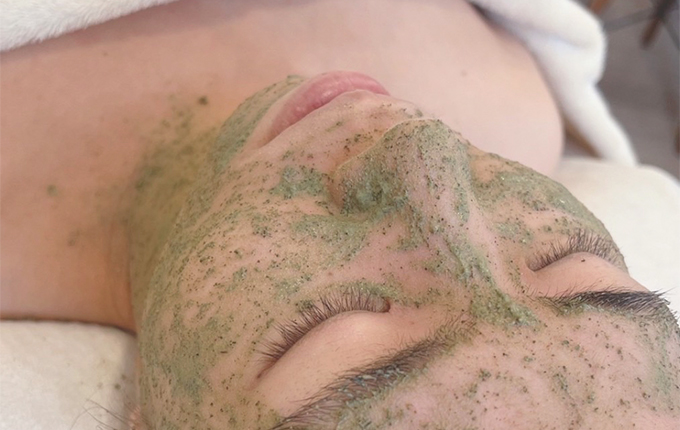 皮剥けしないハーブピーリングで陶肌に